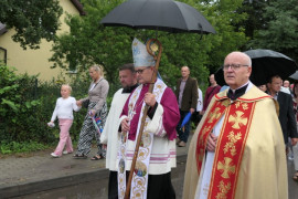 Duchowni idący w procesji