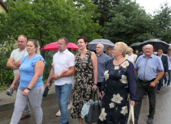 Wierni idący w procesji 