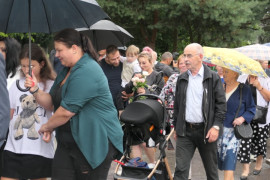 Grupa osób idąca w procesji