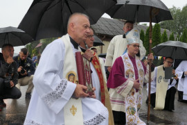 Duchowni klęczą wraz z wiernymi