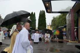 Duchowni klęczą przez obrazem Matki Bożej
