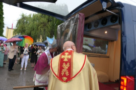 Duchowni całują obraz Matki Bożej