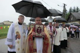 Duchowni idą w procesji