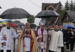 Duchowni idą przed obrazem Matki Bożej 