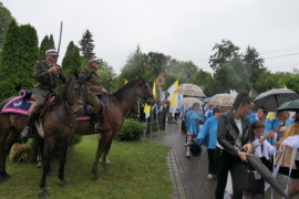 Mężczyźni na koniach i wierni wchodzący do kościoła 