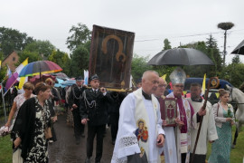 Moment wnoszenia obrazu Matki Bożej do kościoła w Płoszowie 