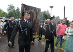 Strażacy niosą obraz Matki Bożej