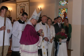 Wierni i duchowni w kościele 