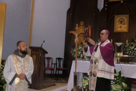 Ołtarz w kościele i duchowni