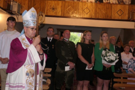 Duchowni i wierni w kościele 