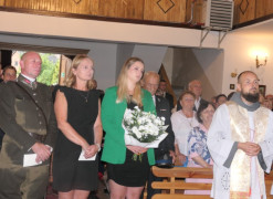 Wierni i duchowni w kościele 