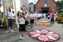 Grupa osób i kwietny obraz 