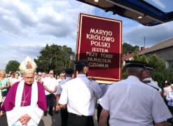 Duchowni i obraz Matki Bożej