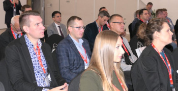 Uczestnicy forum. Osoby siedzą obok siebie
