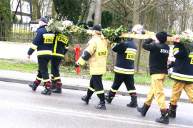 Strażacy podczas procesji z palmami 