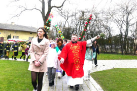 Ksiądz i uczestnicy procesji 