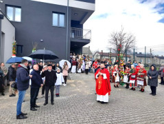 Plac przed budynkiem. Widoczna duża grupa osób 