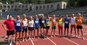Grupa mężczyzn w sportowych strojach stoi obok siebie 