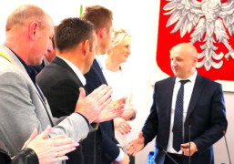 Grupa osób podczas składania gratulacji