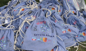 Niebieskie worki z napisem Dla Warty Warto 