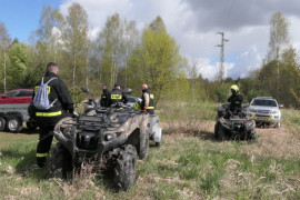 Dwaj mężczyźni podczas sprzątania brzegów Warty. Widoczne są również samochody i quady 