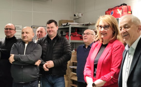 Grupa osób. Osoby stoją obok siebie