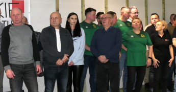 Grupa osób. Osoby stoją obok siebie