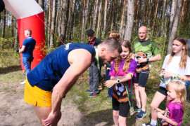 Moment wręczania zawodnikowi medalu 