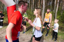 Moment wręczania zawodnikowi medalu 