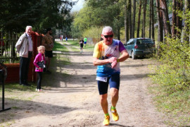 Zawodnik wbiegający na linię mety