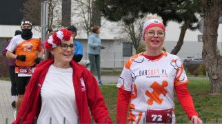Dwie kobiety ubrane w stroje biało-czerwone