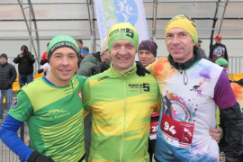 Trzech uśmiechniętych mężczyzn w strojach sportowych 
