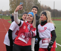 Grupa osób stojąc obok siebie