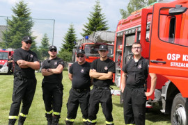 Strażacy ochotnicy na tel wozu bojowego