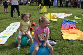 Dwie małe dziewczynki skaczące na piłkach 