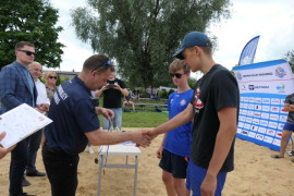 Moment gratulacji - mężczyzna podaje dłoń siatkarzowi 