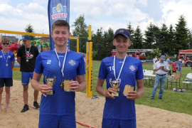 Dwaj nastolatkowi - siatkarze Volley Radomsko - z medalami na piersiach