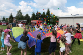 Dzieci podczas zabawy edukacyjną  chustą  