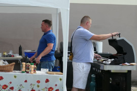 Mężczyźni podczas przygotowywania potraw z grilla