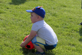 Mały chłopiec podczas zabawy piłką