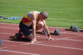 Mężczyzna w stroju sportowym przygotowuje się do biegu