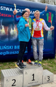 Trzej mężczyźni stoją obok siebie. Wszyscy trzymają w dłoniach puchary i medale 