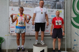 Trzech zawodników na podium. Od lewej Piotr Płoskoński