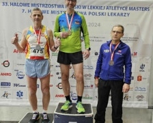 Trzech zawodników na podium. Od lewej Piotr Płoskoński 