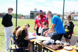 Grupa osób podczas liczenia punktacji medalowej 