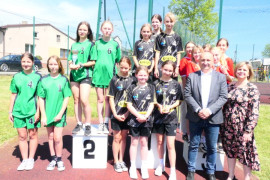 Kobieta, mężczyzna oraz dziewczęta biorące udział w zawodach sportowych 
