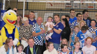 Grupa osób stojąca obok siebie 