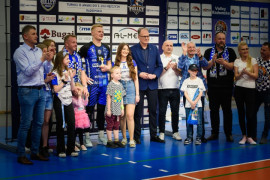 Grupa zadowolonych osób na wspólnym zdjęciu 