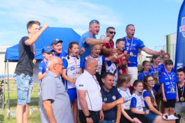 Grupa zadowolonych osób na wspólnym zdjęciu 