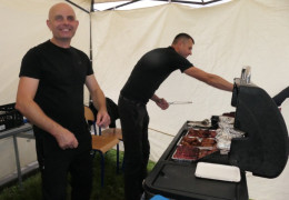 Panowie przy grillu 